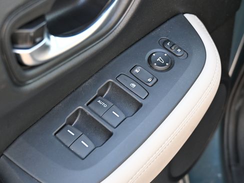 Used 2025 Honda HR-V LX image 15