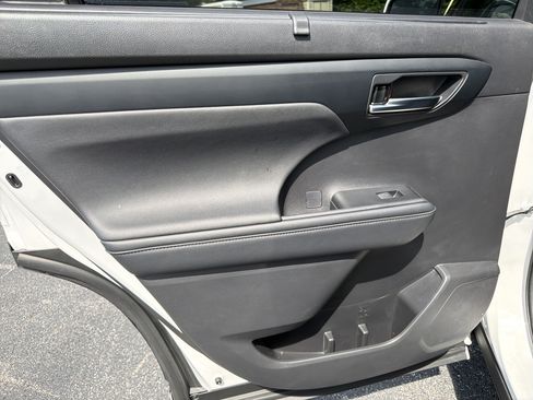 Used 2023 Toyota Highlander XLE FWD image 23