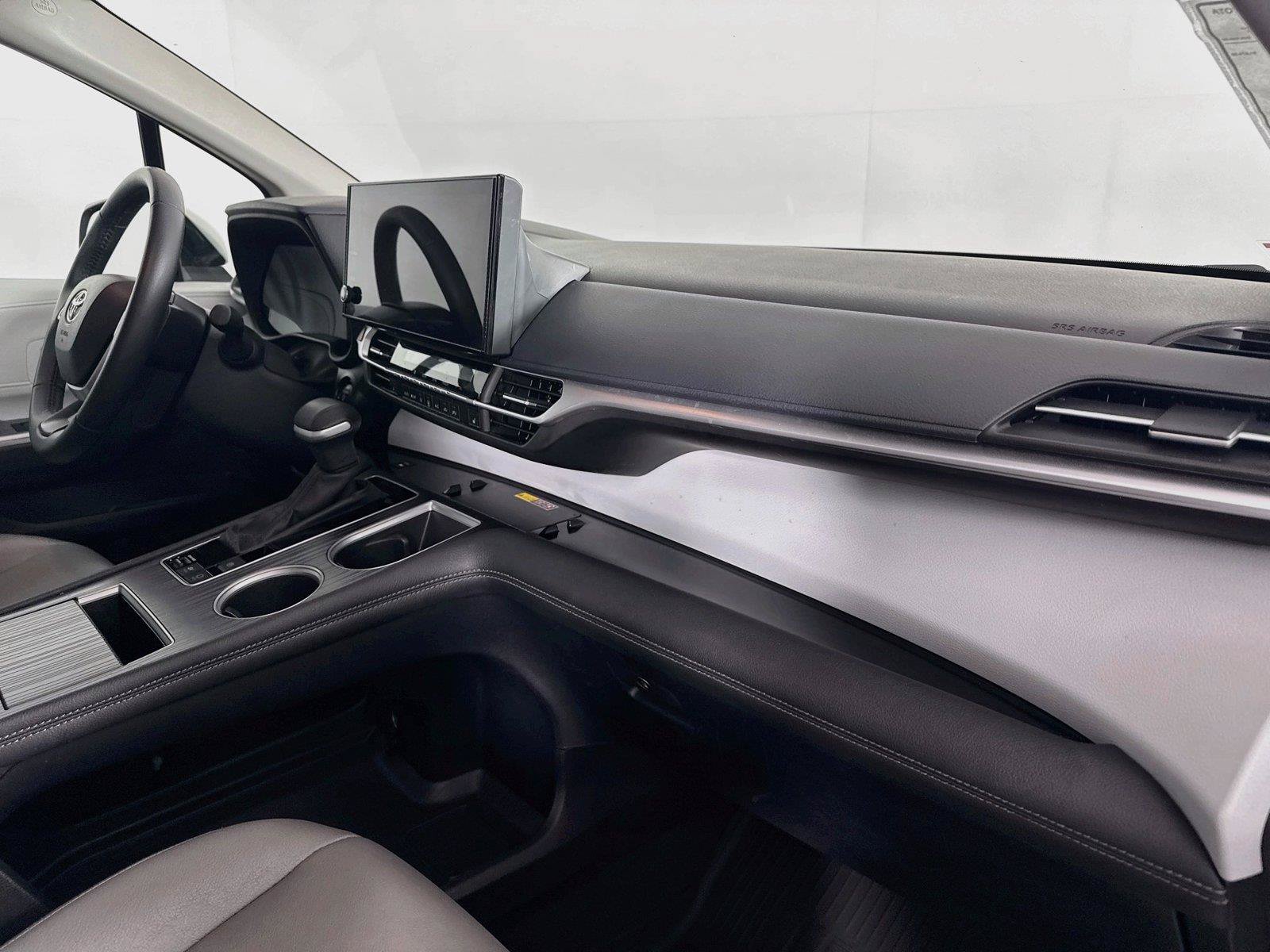 Certified 2025 Toyota Sienna XLE FWD image 42