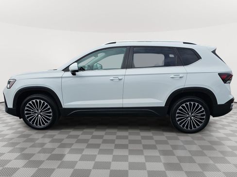 Used 2025 Volkswagen Taos SE FWD image 8