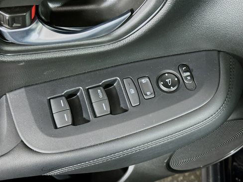 Used 2025 Honda HR-V LX image 15