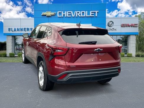 Used 2024 Chevrolet Trax LS w/ LS Convenience Package FWD image 3