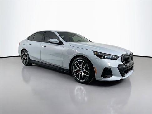 New 2026 BMW i5 eDrive40 w/ M Sport Package RWD image 3