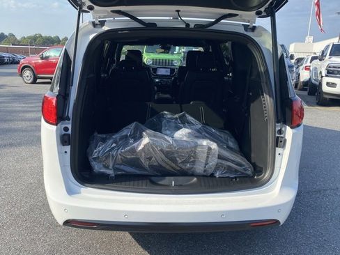 New 2026 Chrysler Voyager LX image 7