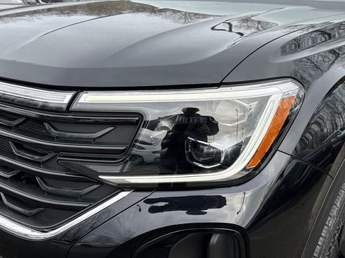 Used 2024 Volkswagen Atlas Cross Sport SE w/ Panoramic Sunroof Package image 9