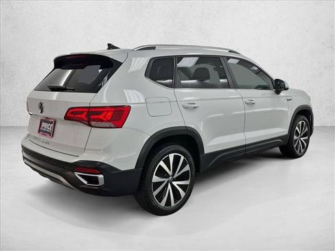 Used 2023 Volkswagen Taos SE w/ Panoramic Sunroof Package FWD image 5