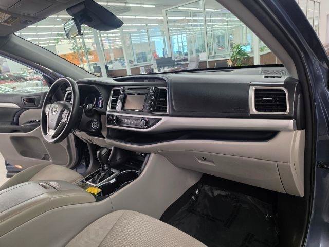 Used 2018 Toyota Highlander LE w/ Carpet Mat Package (TMS) FWD image 9