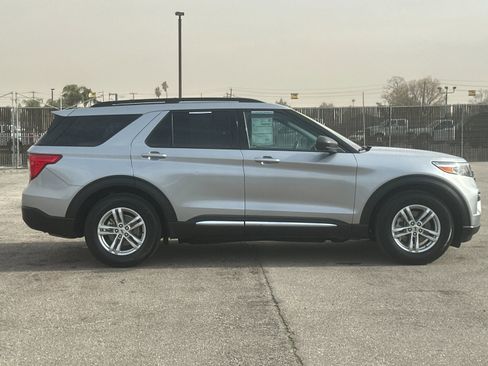 Certified 2022 Ford Explorer XLT image 3