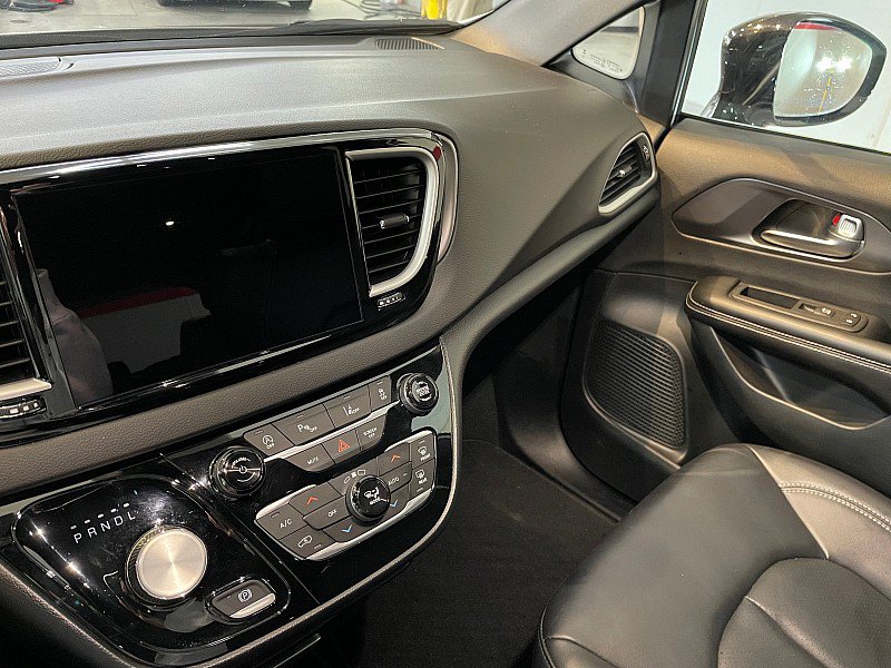Used 2026 Chrysler Pacifica Select FWD image 11