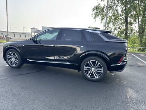 New 2026 Cadillac Lyriq Luxury AWD/4WD image 2
