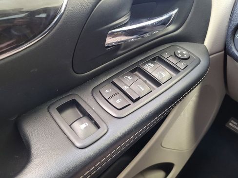 Used 2015 Chrysler Town & Country Touring-L w/ Driver Convenience Group FWD image 27