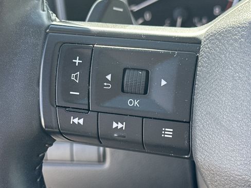 Used 2025 Nissan Rogue SV FWD image 24
