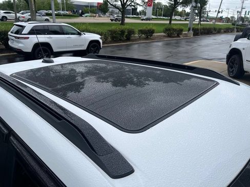 Used 2023 Chevrolet TrailBlazer ACTIV w/ Sun and Liftgate Package AWD/4WD image 2