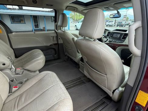 Used 2014 Toyota Sienna XLE FWD image 18