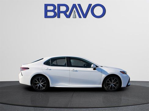 Used 2024 Toyota Camry SE image 5