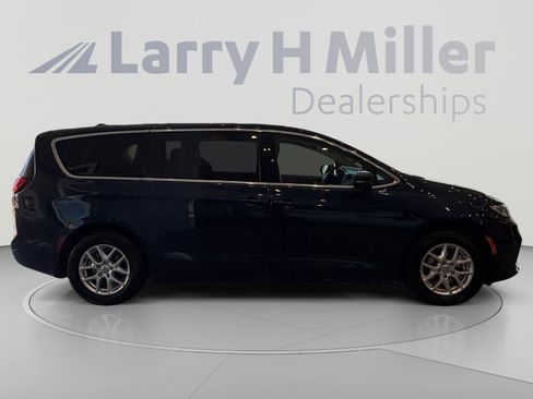 Used 2023 Chrysler Pacifica Touring-L FWD image 6