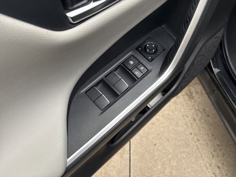 Used 2021 Toyota RAV4 Limited image 15