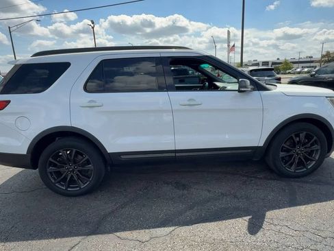 Used 2017 Ford Explorer XLT w/ Equipment Group 202A FWD image 9