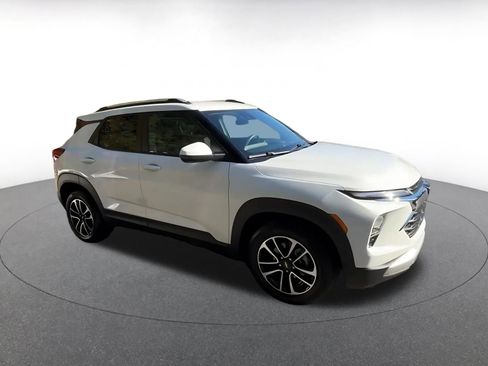 Used 2025 Chevrolet TrailBlazer LT image 2