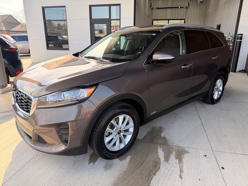 Used 2019 Kia Sorento L w/ LX Convenience Package image 2