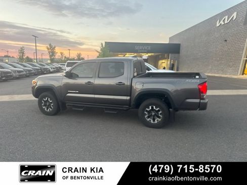Used 2017 Toyota Tacoma TRD Off-Road w/ Premium & Technology Package AWD/4WD image 2