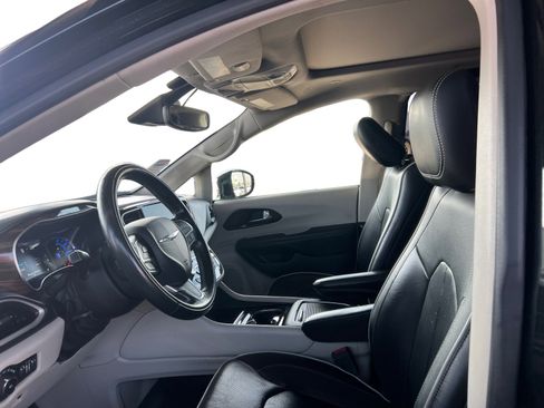 Used 2022 Chrysler Pacifica Limited w/ Uconnect Theater Family Group image 10