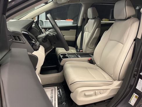 Used 2025 Honda Odyssey Touring image 11