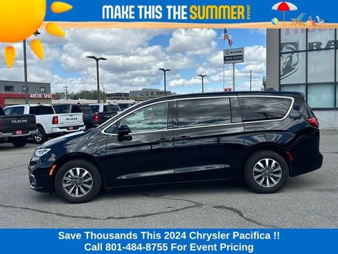 Used 2024 Chrysler Pacifica Limited FWD image 2