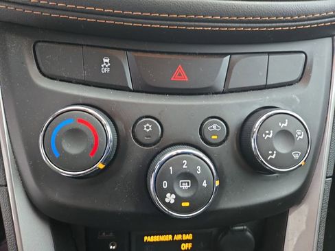 Used 2022 Chevrolet Trax LT w/ LT Convenience Package image 22