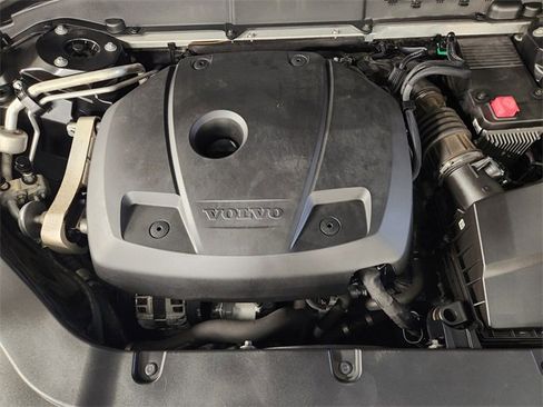 Used 2018 Volvo XC60 T6 Momentum w/ Convenience Package image 33