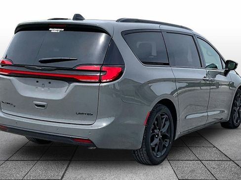 Used 2025 Chrysler Pacifica Limited FWD image 11