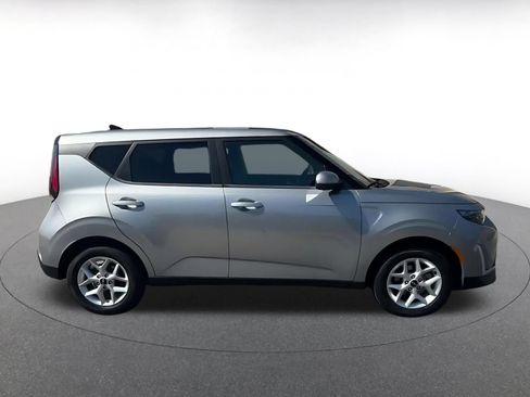 Used 2025 Kia Soul LX w/ LX Technology Package FWD image 16