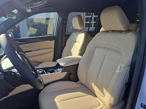 New 2026 Jeep Grand Cherokee Limited RWD image 15