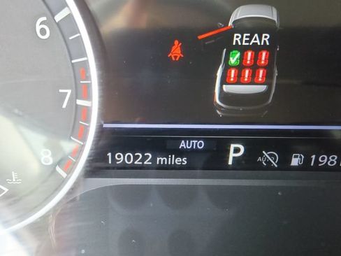 Used 2024 Nissan Pathfinder SL AWD/4WD image 16