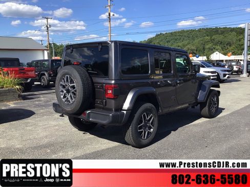 Used 2025 Jeep Wrangler Unlimited Sahara AWD/4WD image 6