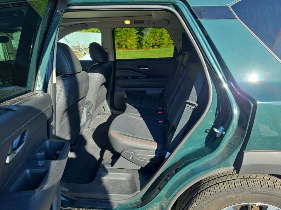 Certified 2025 Nissan Pathfinder Platinum w/ Cargo Package AWD/4WD image 9