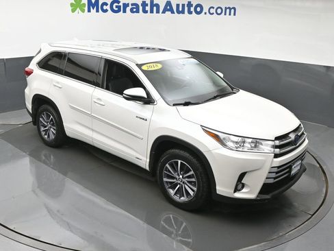 Used 2018 Toyota Highlander XLE image 3