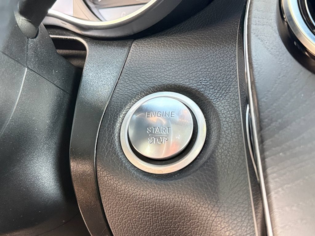 Used 2019 Mercedes-Benz GLC 300 4MATIC image 18