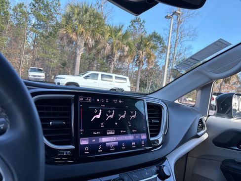 Used 2023 Chrysler Pacifica Touring-L image 26