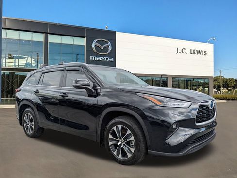 Used 2024 Toyota Highlander XLE FWD image 1