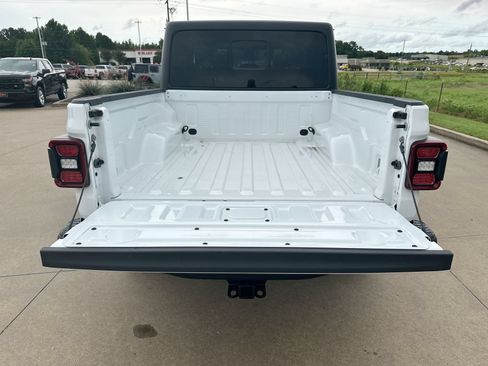Used 2024 Jeep Gladiator Rubicon AWD/4WD image 22