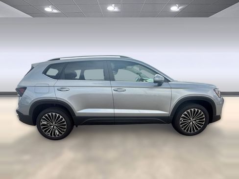 New 2026 Volkswagen Taos SE image 7