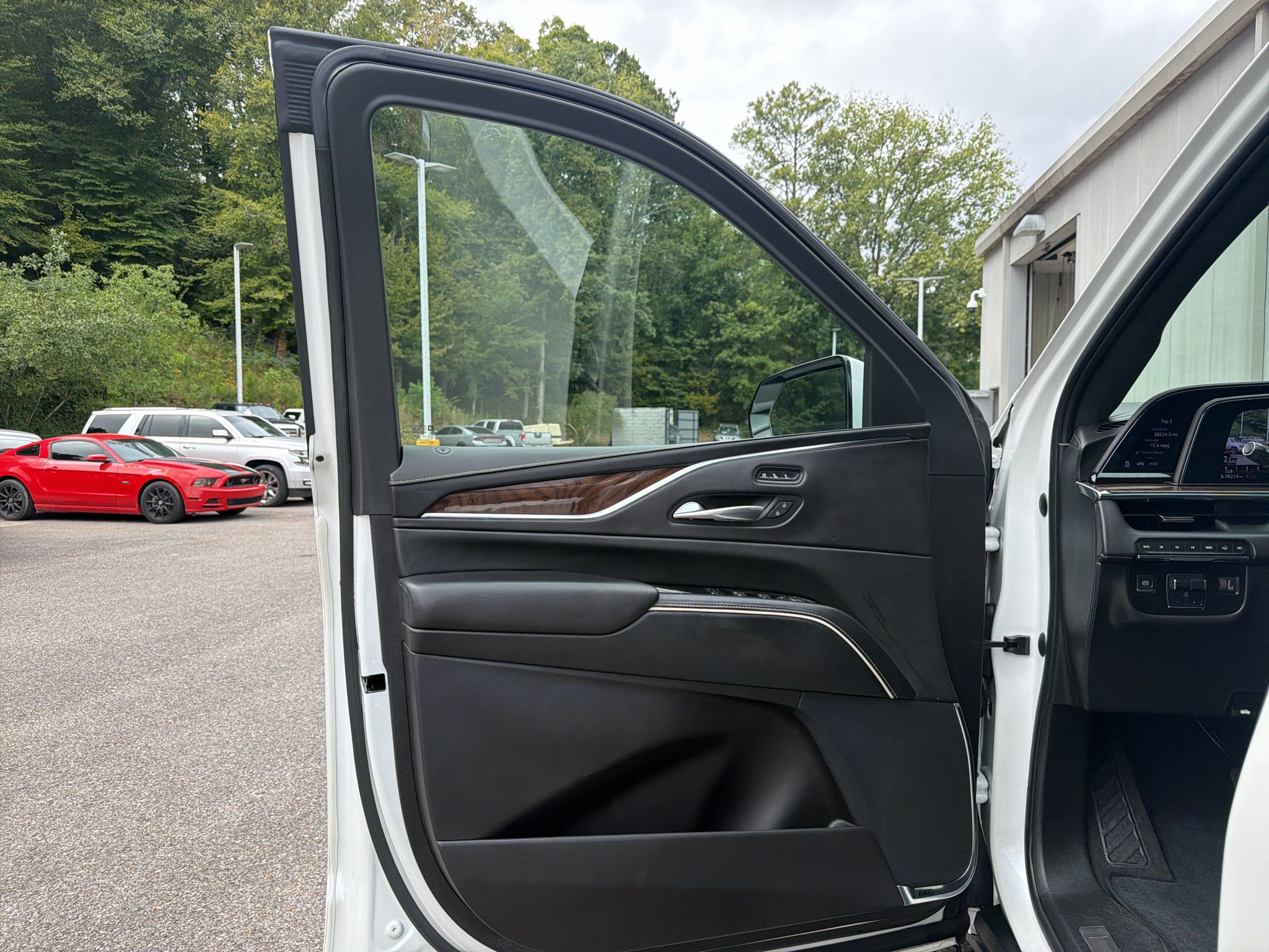 Used 2022 Cadillac Escalade Sport Platinum w/ Heavy-Duty Trailer Package AWD/4WD image 9