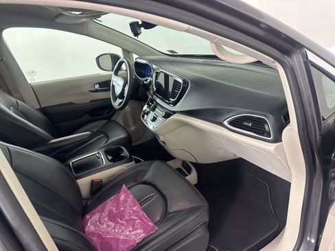 Used 2023 Chrysler Pacifica Touring-L image 16