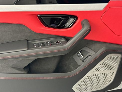 Used 2025 Lamborghini Urus SE image 18