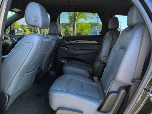 Used 2022 Buick Enclave Essence FWD image 17