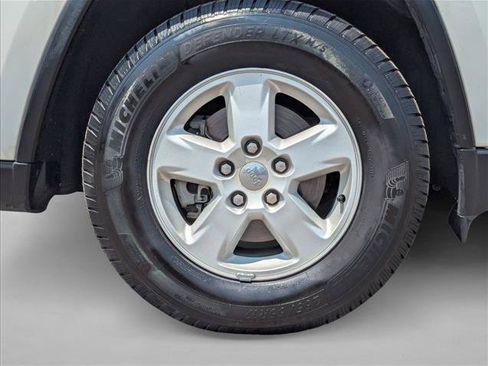 Used 2012 Jeep Grand Cherokee Laredo w/ Laredo E Group AWD/4WD image 23
