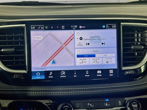 Used 2025 Chrysler Pacifica Limited FWD image 21