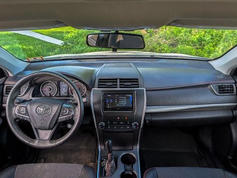 Used 2017 Toyota Camry SE w/ Moonroof Package FWD image 31