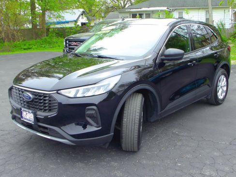 Used 2023 Ford Escape Active w/ Tech Pack #1 AWD/4WD image 3